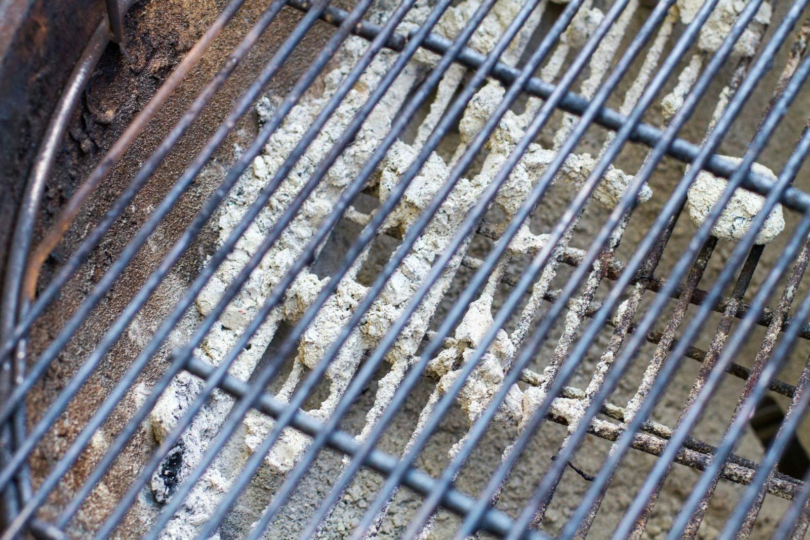 Smoldering ash while grill cools down - How to put out a charcoal grill 